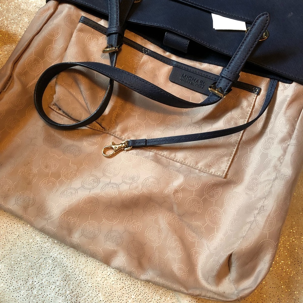 Navy blue Michael Kors bag. - Picture 3 of 8